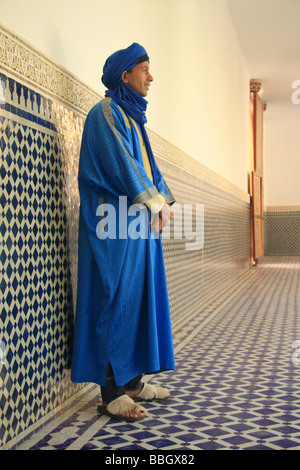 Marokkanischen Mann in traditionellen blauen Gewand/Kleid von islamischen Design geflieste Wände (Zellij), Mausoleum von Ali Cherif, Rissani, Marokko Stockfoto