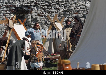 Re Erlass eines mittelalterlichen Lebens und Schlacht bei Ogrodzieniec Schloss, Polen. Stockfoto