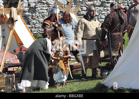 Re Erlass eines mittelalterlichen Lebens und Schlacht bei Ogrodzieniec Schloss, Polen. Stockfoto