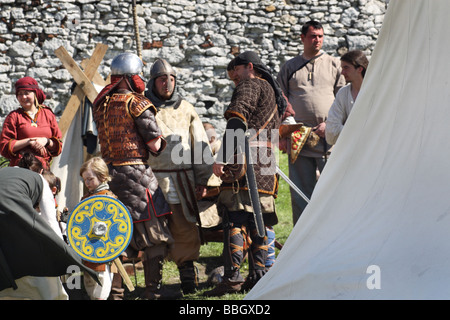 Re Erlass eines mittelalterlichen Lebens und Schlacht bei Ogrodzieniec Schloss, Polen. Stockfoto