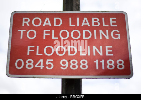 Schild mit der Aufschrift "Road gegenüber Hochwasser" in der Nähe von Riverside, Twickenham Stockfoto