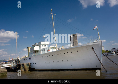 Ein Schiff angedockt an der Themse im Zentrum von london Stockfoto