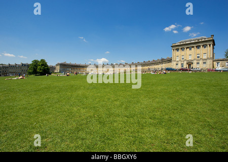 Blick auf den Royal Crescent eine der kultigsten Sehenswürdigkeiten Badewanne, einer Reihe von 30 Reihenhäusern in einer geschwungenen Crescent in Bath, Somerset England Grossbritannien Stockfoto