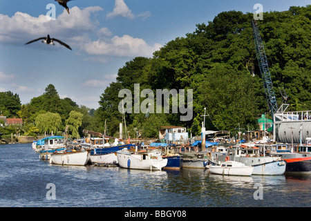 Blick auf Boote vertäut an einem sonnigen Tag auf der Themse Stockfoto