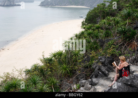 Touristischen Buch auf tropischen Dschungel Insel, Halong-Bucht, Vietnam, Südost-Asien Stockfoto