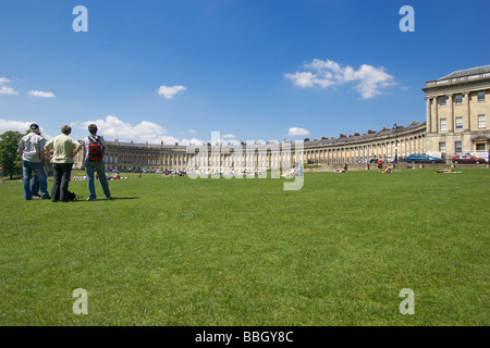Blick auf den Royal Crescent eine der kultigsten Sehenswürdigkeiten Badewanne, einer Reihe von 30 Reihenhäusern in einer geschwungenen Crescent in Bath, Somerset England Grossbritannien Stockfoto