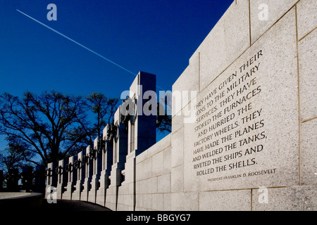 Ein Zitat von Präsident Franklyn Roosevelt verschönert das Memorial Plaza des World War II Memorial in Washington, D.C. Stockfoto