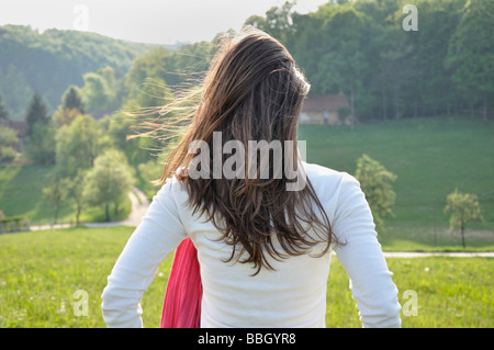 Junge Frau im Feld Stockfoto