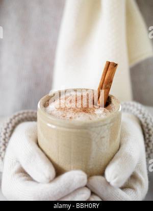 Cappuccino mit einem Stock von Zimt Stockfoto