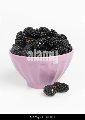 Schüssel mit Brombeeren isoliert auf weißem Hintergrund Stockfoto