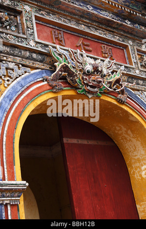 Drachen Schnitzerei, "Hien Nhon" [East Gate] Eingang [Kaiserpalast] [verbotene Purple City], Hue Zitadelle, Vietnam Stockfoto