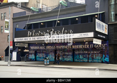 Der vordere Eingang zum Winter Garden Theater, Broadway, Mamma Mia zeigt. Stockfoto