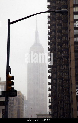 Empire State Building in New York Nebel Stockfoto