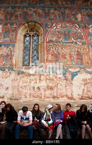 Junge Rumänen an Humor gemalt Kloster der Bukowina verziert mit Fresken des 15. - 16. Jh. Stockfoto