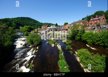 Fluss Dee in Llangollen mit Dampf-Bahnhof im Hintergrund Stockfoto