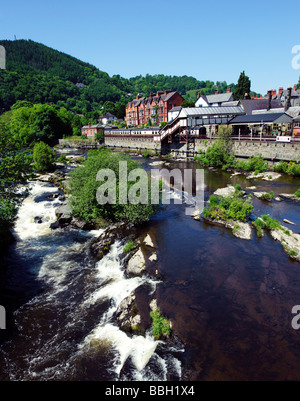 Fluss Dee in Llangollen mit Dampf-Bahnhof im Hintergrund Stockfoto