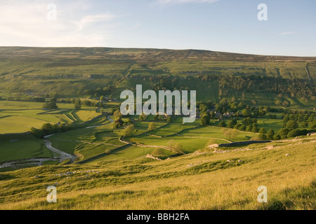 Mit Blick auf das Dorf Arncliffe, Littondale, in den Yorkshire Dales National Park, UK Stockfoto