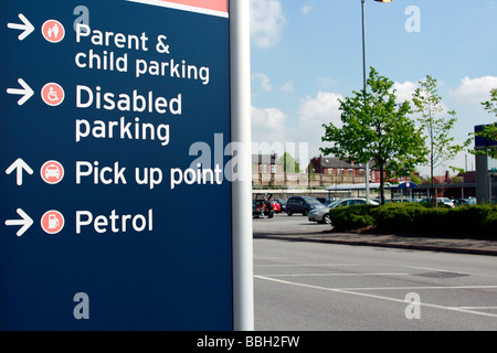 Sainsburys in der Nähe von Arnold Mansfield Road Daybrook Elternteil und Kind Parkplatz Behinderte Parkplatz abholen Punkt Benzin Taken von öffentlichen Straßen Stockfoto