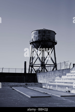 vertikale Ansicht der Erholung Hof des Bundesgefängnis Alcatraz mit Wasserturm im Hintergrund Stockfoto