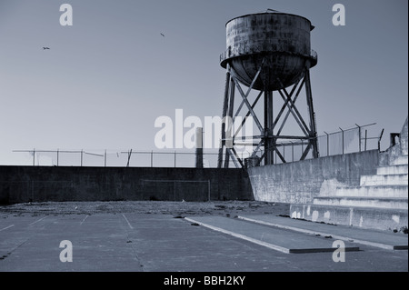horizontale Ansicht der Erholung Hof des Bundesgefängnis Alcatraz mit Wasserturm im Hintergrund Stockfoto