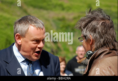 britischer Schauspieler "Martin Clunes" eine Diskussion während einer Pause in der Fernsehsendung "Doc Martin" Dreharbeiten Stockfoto