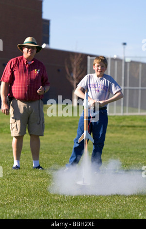 Vater und Sohn Start einer Modellrakete für den naturwissenschaftlichen Unterricht in Boise, Idaho Stockfoto