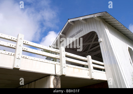 Grab Creek bedeckt Brücke Josephine County Oregon Sun Valley Stockfoto