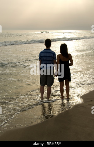 Paar am Strand, halten Sie Hände, Camargue, Frankreich, Europa Stockfoto