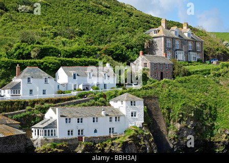 Bungalows am Hang mit Blick auf den Hafen von port Isaac in Cornwall, Großbritannien Stockfoto