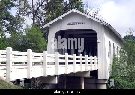 Grab Creek bedeckt Brücke Josephine County Oregon Sun Valley Stockfoto