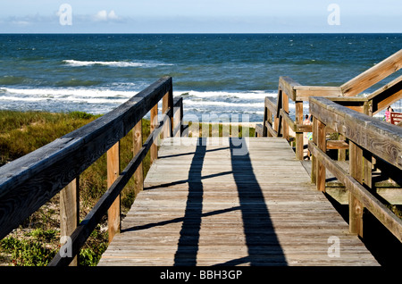 Erhöhten Holzsteg bis hin zum Atlantischen Ozean in Florida Stockfoto