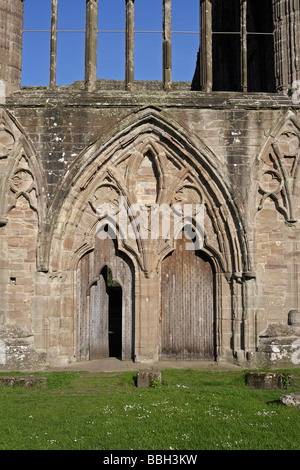 Tintern Abbey, im Wye Valley Monmouthshire Wales, Großbritannien, Eingangstüren aus Holz Stockfoto