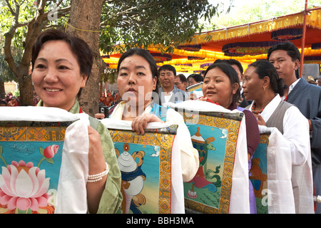 Tibetische Frauen warten darauf, von den Dalai Lama Bylakuppe Karnataka Indien gesegnet werden Stockfoto