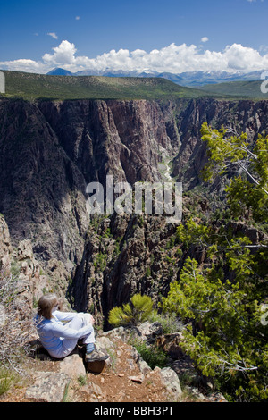 Weibliche Touristen genießen die Aussicht vom Warner Punkt des Black Canyon des Gunnison National Park Colorado USA Stockfoto