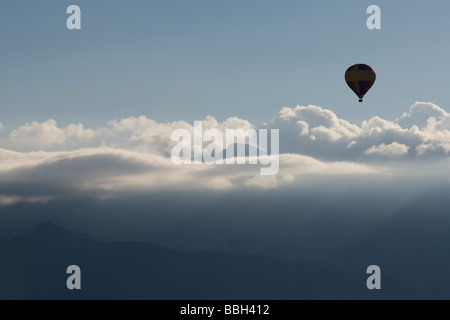 Ein einsamer Ballon über die Sandia Berge, Albuquerque, New Mexico. 5. Oktober 2007. Stockfoto