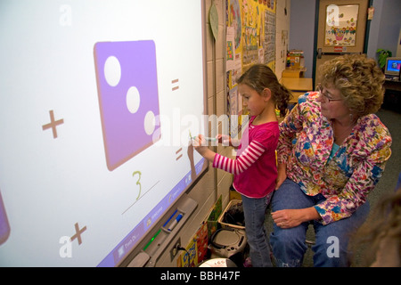 Kindergarten Studenten nutzen ein interaktives Whiteboards im Unterricht einer öffentlichen Schule in Boise, Idaho USA Herr Stockfoto