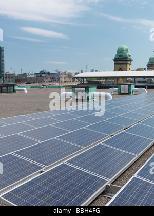 Sonnenkollektoren auf dem Dach eines Gebäudes Stockfoto