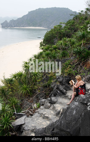 Touristischen Buch auf tropischen Dschungel Insel, Halong-Bucht, Vietnam, Südost-Asien Stockfoto