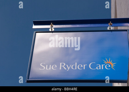 Ein Schild draußen einen Sue Ryder Care Charity Shop Shop im Vereinigten Königreich Stockfoto