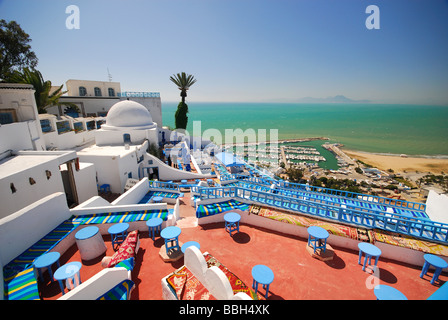 TUNIS, TUNESIEN. Die bunten Reihenhäuser Cafe Sidi Chebaane in die Hügel Dorf Sidi Bou Said außerhalb Tunis. 2009. Stockfoto