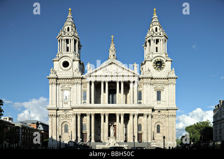 Westfassade der St Pauls Cathedral Stadt von London England UK eines der größten in der Welt im frühen Abendlicht Stockfoto