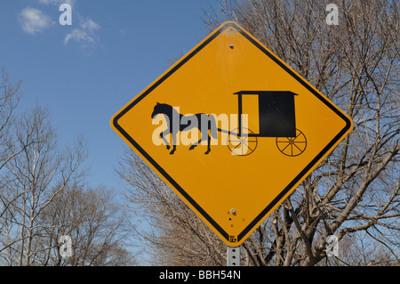 Ein Verkehrszeichen mit Pferd und Wagen Verkehr im Amish Country Lancaster County PA USA Stockfoto
