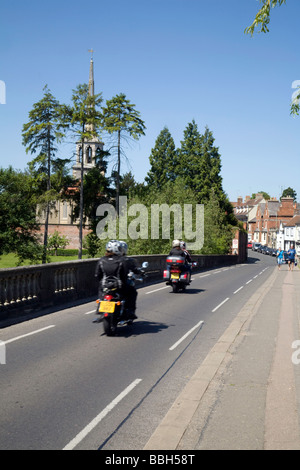 Zwei Motorradfahrer fahren über die Brücke in Wallingford an einem sonnigen Tag, Oxfordshire, England Stockfoto