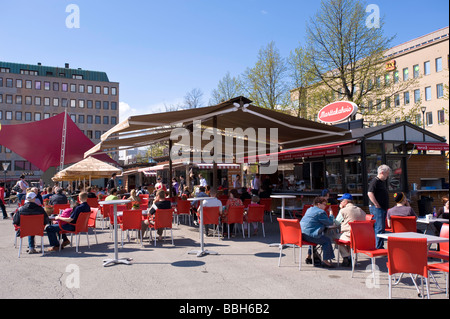 Menschen entspannen in Bars am Main Square Joensuu Karelien Finnland Stockfoto