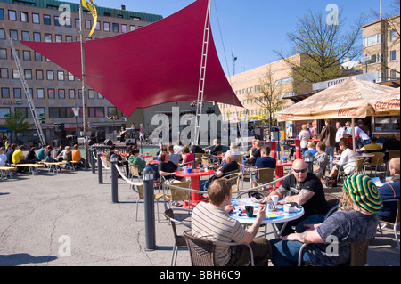 Menschen entspannen in Bars am Main Square Joensuu Karelien Finnland Stockfoto