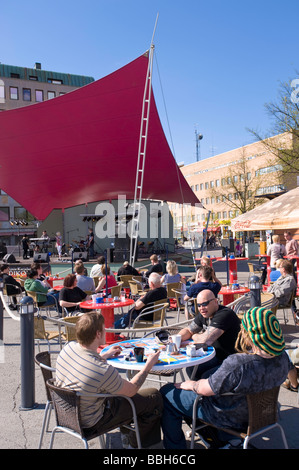 Menschen entspannen in Bars am Main Square Joensuu Karelien Finnland Stockfoto