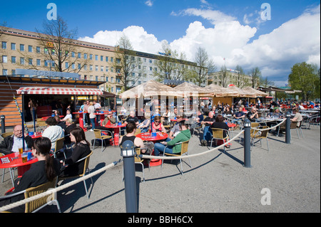 Menschen entspannen in Bars am Main Square Joensuu Karelien Finnland Stockfoto