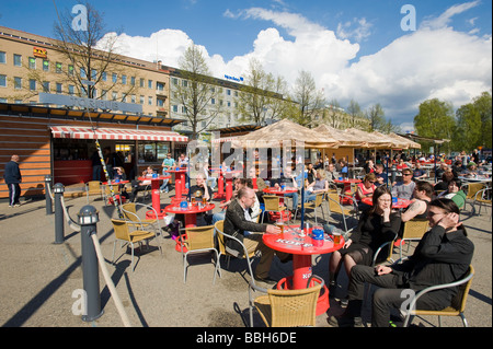 Menschen entspannen in Bars am Main Square Joensuu Karelien Finnland Stockfoto