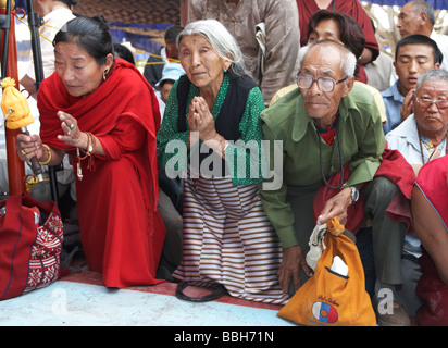 Alte tibetische Volk im Gebet Bylakuppe Karnataka Indien Stockfoto