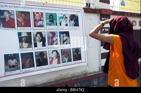 Buddhistischer Mönch Lesung über die Opfer In Tibet Bylakuppe Karnataka Indien Stockfoto